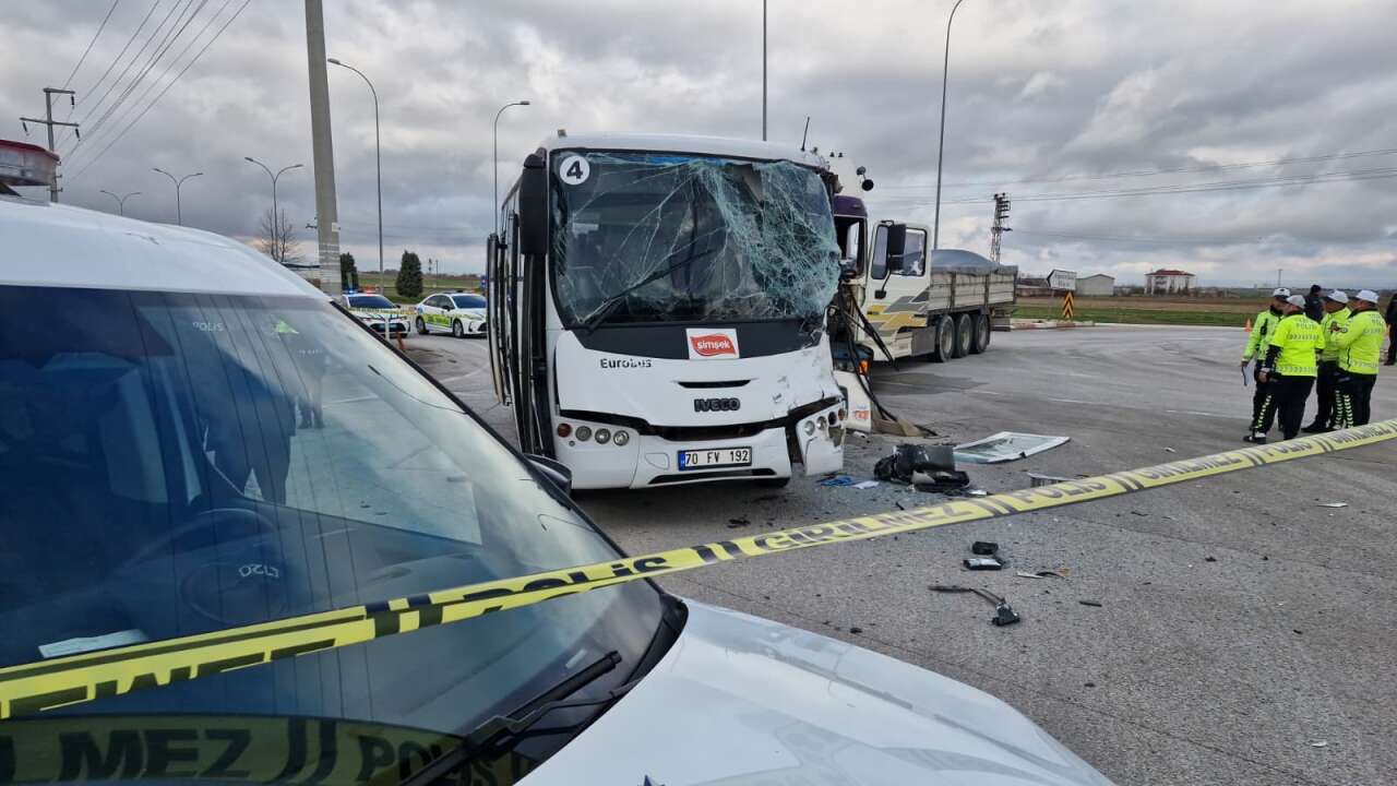 Karaman’da işçi servisi TIR’la çarpıştı! Çok sayıda yaralı var 6